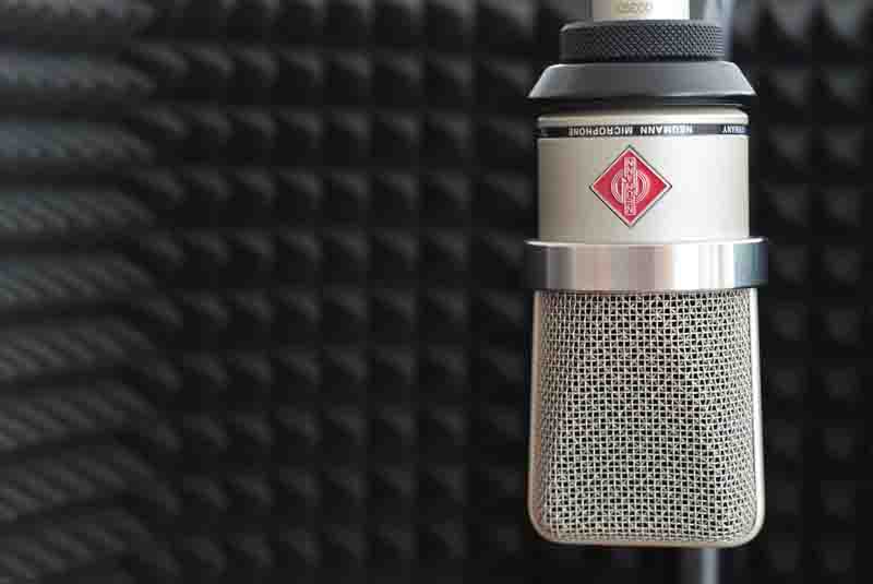 vocal-microphone Neumann TLM 102 Hanging Upside Down